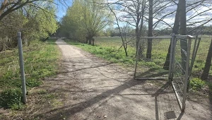 Kierowcy otwierają bramę, żeby skrócić sobie drogę. Grozi im nawet 12 lat więzienia.