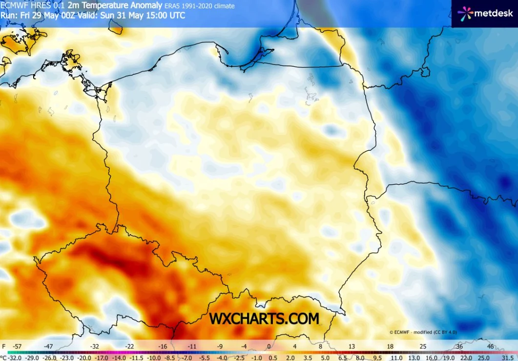 Mapa Polski z wyraźnym kontrastem anomalii temperatur: zachodnia i południowo-zachodnia część kraju w odcieniach pomarańczowych, wskazujących na wyższe niż zwykle temperatury, podczas gdy część północno-wschodnia i wschodnia zaznaczona na niebiesko, oz...