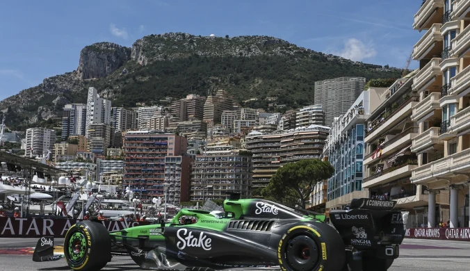 Grand Prix Monako w Monte Carlo. Bolidy Formuły 1 są zbudowane z włókien węglowych