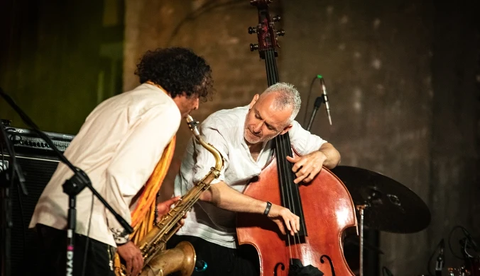 Jazz w spalonym teatrze, czyli poznajcie True Tone Festival. "Chyba wiem, co robię" [RELACJA]