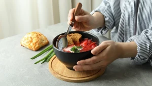 Te proste produkty wracają na stoły wiosną. Wspierają organizm kobiet po 50.