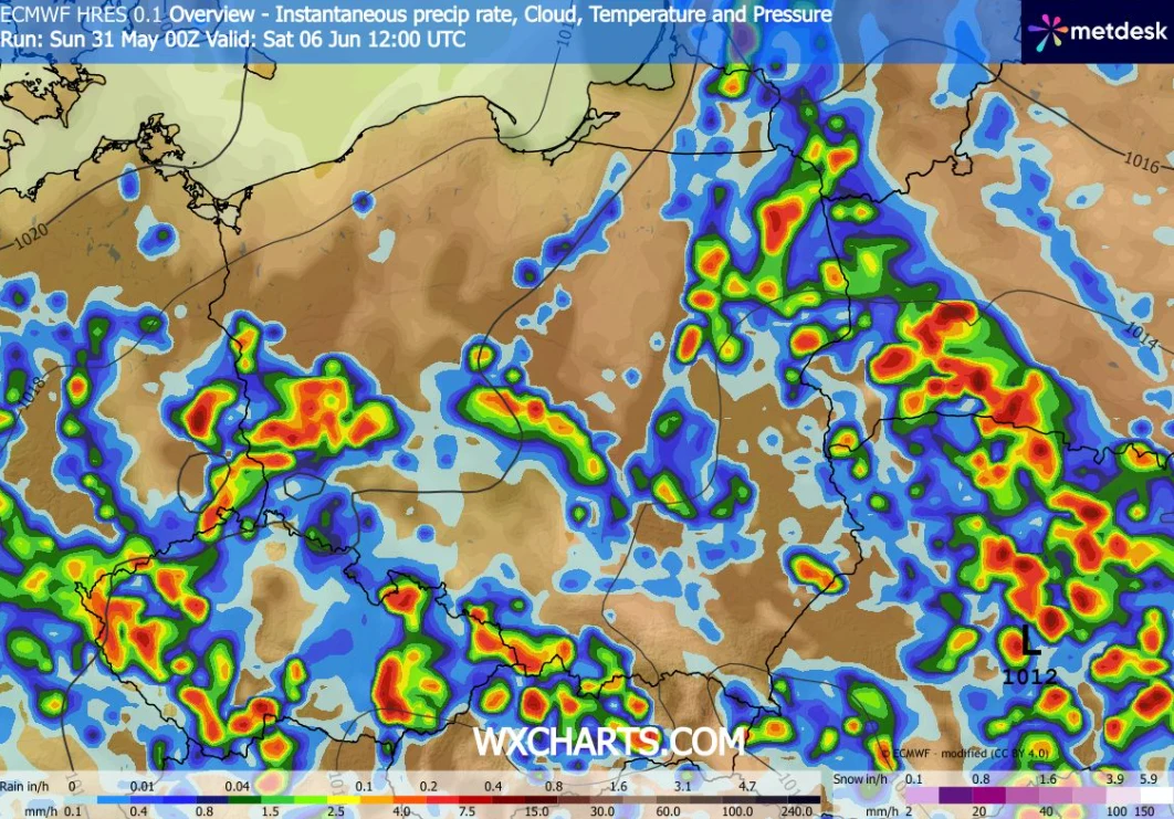 Mapa synoptyczna ukazująca prognozowane opady atmosferyczne nad Afryką, z zaznaczonymi obszarami intensywnych opadów za pomocą kolorowych plam w odcieniach żółci, czerwieni i zieleni na tle mapy kontynentu.