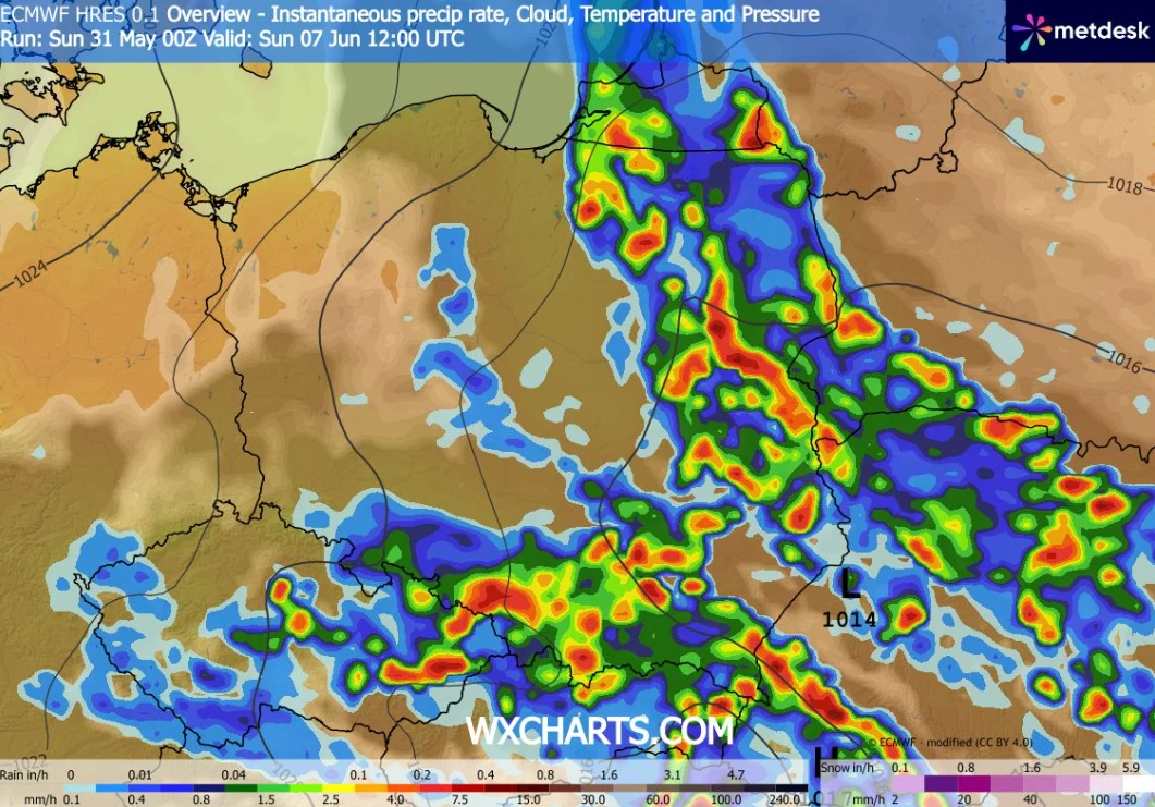 Kolorowa mapa pogodowa z intensywnymi opadami deszczu oznaczonymi w centralnej i wschodniej części, wyraźnie zaznaczone pasma chmur oraz linie izobar wskazujące na obszary niżowego ciśnienia.