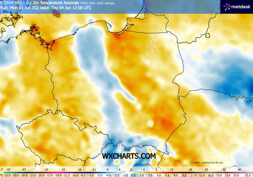 Mapa Polski i Europy Środkowej z zaznaczonymi anomaliami temperatury, przedstawiająca obszary o podwyższonej temperaturze w centralnej i północno-wschodniej Polsce oraz chłodniejsze strefy na południu kraju.