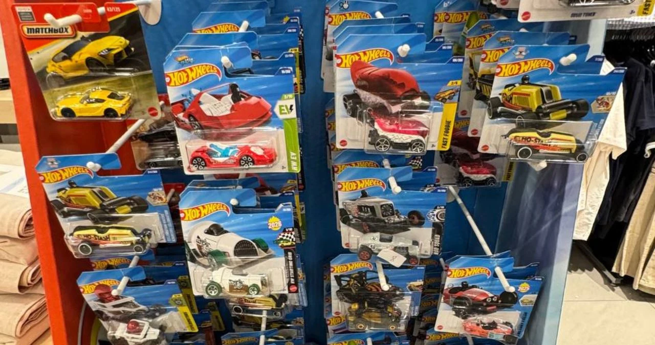 Tylko do jutra w Dealz. Hot Wheels 1+1 gratis i kolekcjonerskie gadżety na Dzień Dziecka Zestaw samochodzików Hot Wheels i Matchbox w opakowaniach, zawieszony na stojaku w sklepie Dealz.