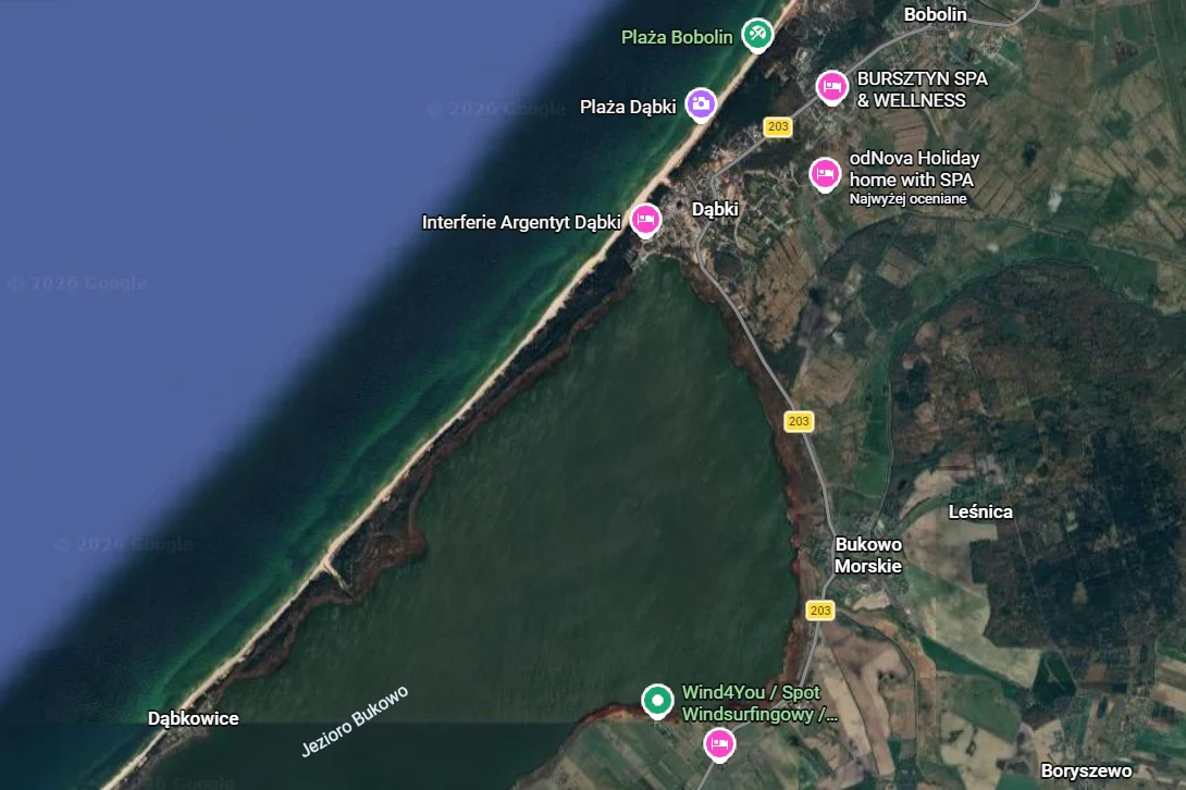 Mapa satelitarna wybrzeża Bałtyku z zaznaczonymi plażami, miejscowościami Dąbki i Bobolin oraz wybranymi ośrodkami wypoczynkowymi i atrakcjami w pobliżu jeziora Bukowo.