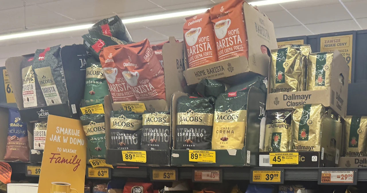 W Aldi ruszyła promocja na kawy Jacobs. Taniej kupisz także wybrane kawy Woseba i lody. Wielopaki kaw Jacobs i Dallmayr oraz kawy Woseba na półkach sklepu z widocznymi cenami promocyjnymi.
