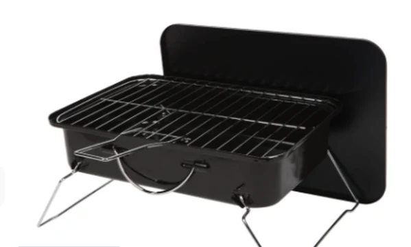 Czarny przenośny grill z metalowym rusztem i składanymi nóżkami, wyposażony w osłonę chroniącą przed wiatrem.