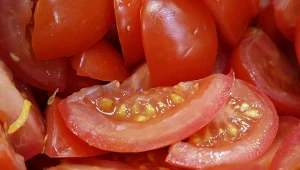 Wyrzucasz tę część pomidora przygotowując sos? Smak będzie płaski i mało wyrazisty
