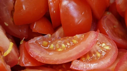 Wyrzucasz tę część pomidora przygotowując sos? Smak będzie płaski i mało wyrazisty