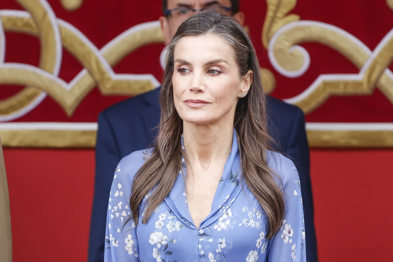 Królowa Letizia choć wybrała skromną kreację i tak przycignęła wzrok zebranych Tak nosi się kwiaty latem 2026. Królowa Letizia postawiła na ponadczasową elegancję