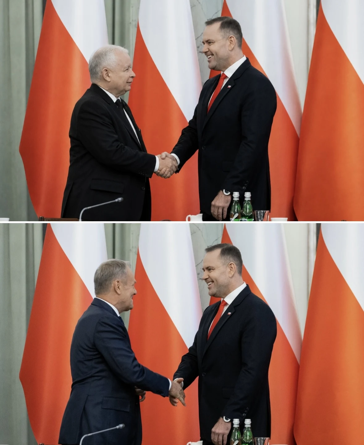 Z kim naprawdę prezydent witał się na zdjęciu? Dwóch elegancko ubranych mężczyzn ściska sobie dłonie na tle biało-czerwonych flag Polski, na stole widać stojące butelki wody oraz mikrofony.