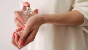 Twoje perfumy krótko pachną? Najpewniej popełniasz ten błąd