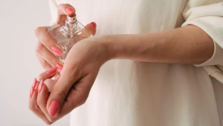 Zapach perfum krótko się utrzymuje? Być może źle je nakładasz. Sprawdź, jak to robić poprawnie, by przedłużyć ich trwałość. 