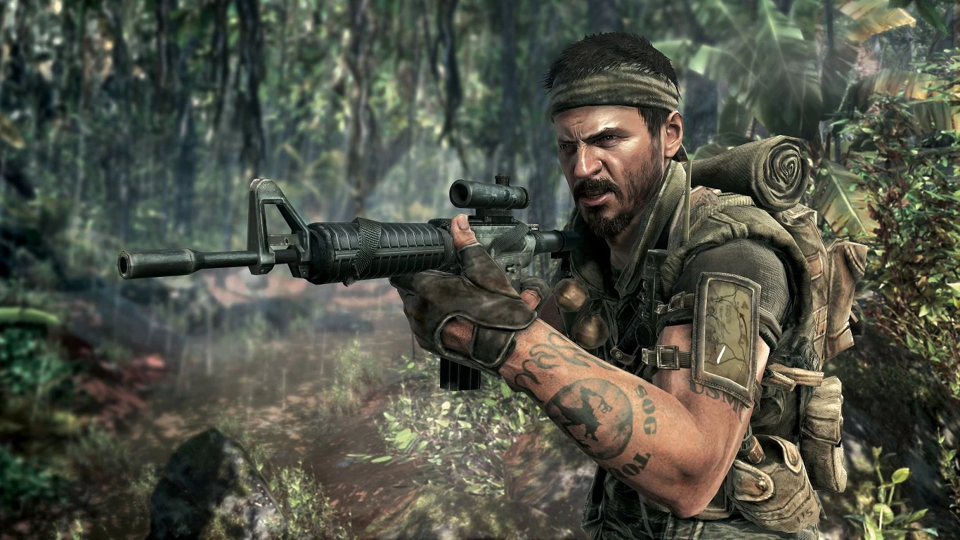 Black Ops 1 Uzbrojony żołnierz z celownikiem na karabinie przemierza tropikalną dżunglę w stylu Black Ops 1.