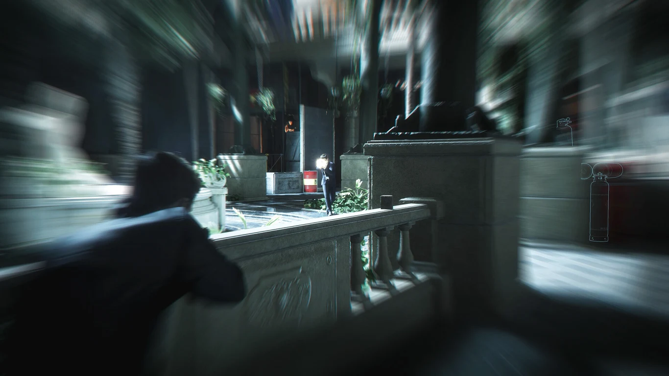 007 First Light Osoba w czarnej odzieży czai się za kamienną balustradą, w rozmytym i dynamicznym otoczeniu pełnym kolumn oraz roślin, z wyraźnym punktem świetlnym w centrum kompozycji.