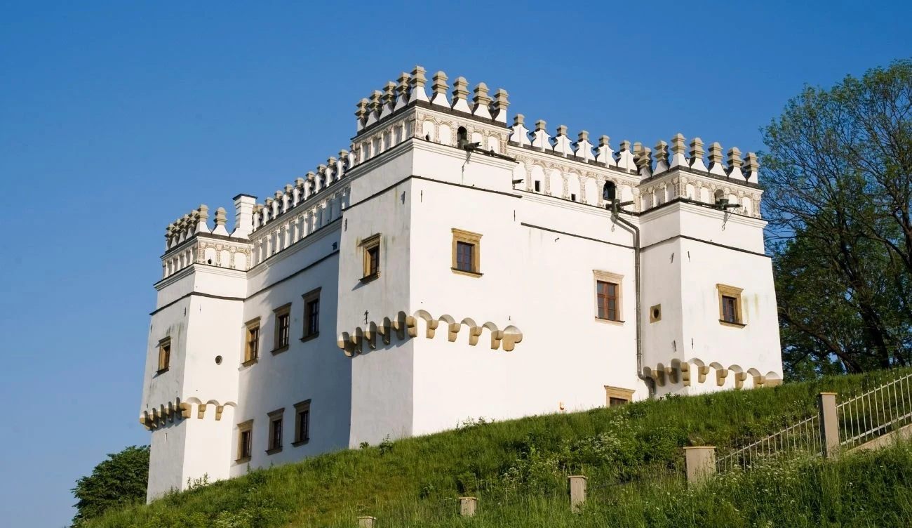Szymbark w Beskidzie Niskim może pochwalić się kasztelem Kasztel w Szymbarku w Beskidzie Niskim, biała budowla renesansowa z attykami i narożnikami na zielonym wzniesieniu.