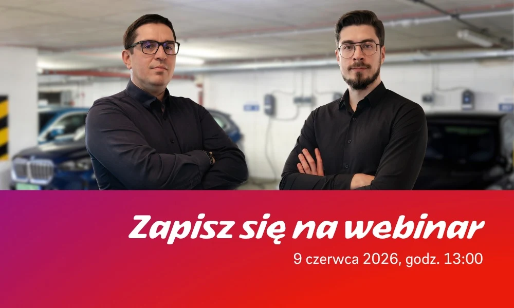 Dwóch mężczyzn w okularach i ciemnych koszulach stoi z założonymi rękami w garażu, na pierwszym planie widoczny napis zachęcający do zapisania się na webinar z datą i godziną wydarzenia.
