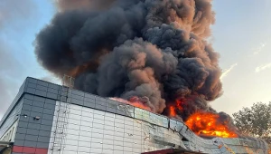 Płock. Pożar hali przy ulicy Rembielińskiego. Na miejscu 40 zastępów straży
