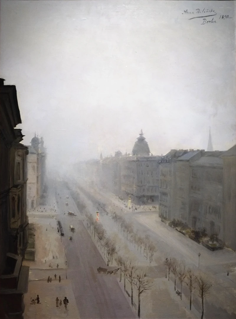 Anna Bilińska-Bohdanowiczowa, Ulica Unter den Linden w Berlinie, 1890, Muzeum Narodowe w Warszawie Szeroka ulica biegnąca przez centrum miasta, otoczona eleganckimi kamienicami i rzędami drzew, spowita mgłą, z pojazdami konnymi i pieszymi poruszającymi się wzdłuż chodników.