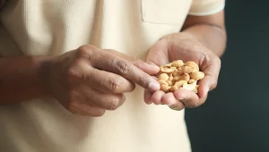 Niepozorna przekąska, która może wspierać mózg po 60. roku życia. Chodzi o orzeszki ziemne