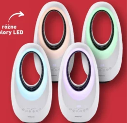 Cztery nowoczesne wentylatory bezłopatkowe z podświetleniem LED w różnych kolorach na czerwonym tle.