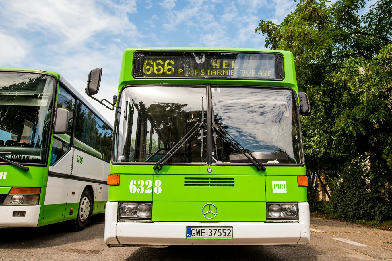 Linia 666 obsługiwana przez PKS Gdynia wzbudziła kontrowersje przez wykorzystanie "numeru bestii" oraz nawiązanie do słowa "hell" (ang. piekło) Zielony autobus linii 666 PKS Gdynia z numerem rejestracyjnym GWE 37552 na parkingu wśród drzew.