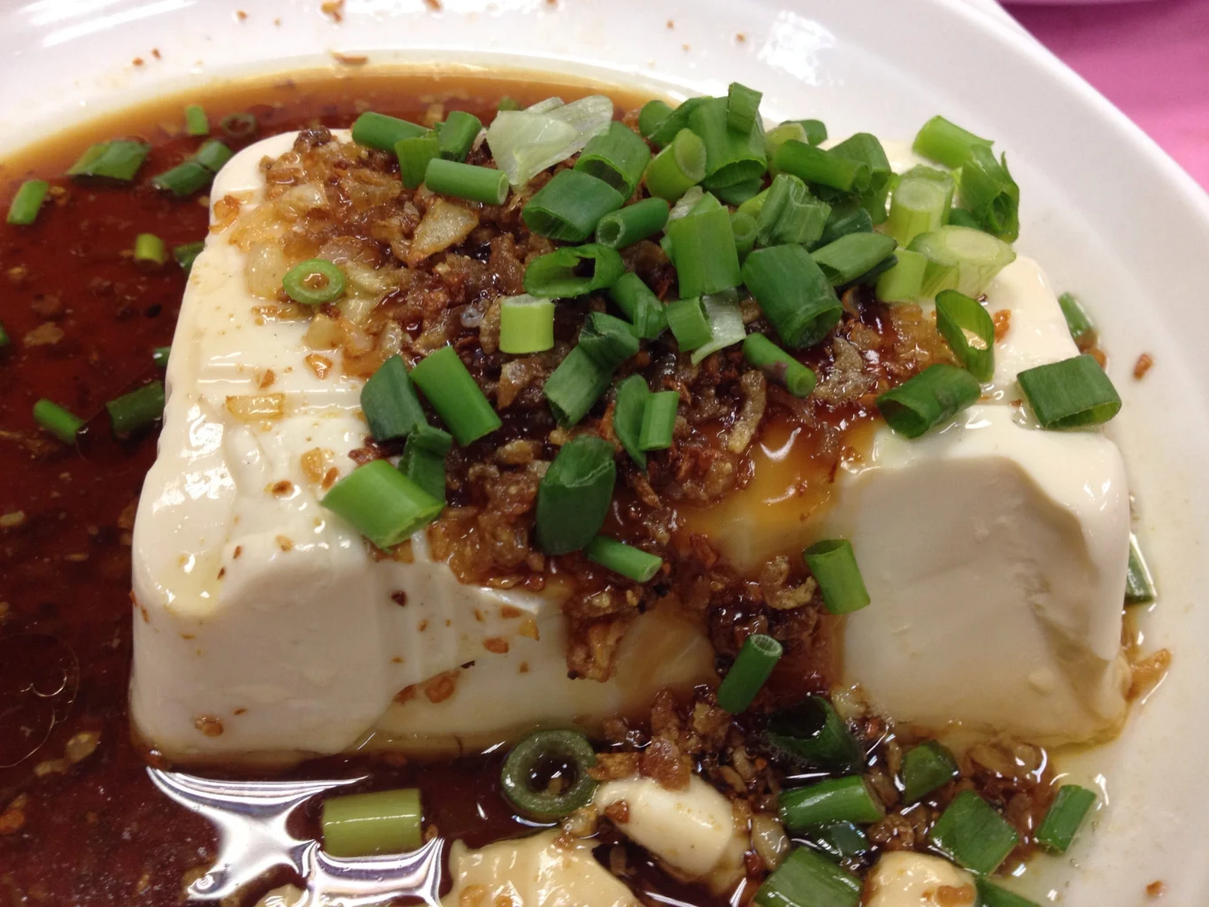 Tofu to jeden z produktów pochodzenia roślinnego, które pomoże uniknąć niedoboru żelaza Kostka miękkiego tofu polana sosem sojowym, posypana świeżo posiekanym szczypiorkiem i prażoną cebulką.