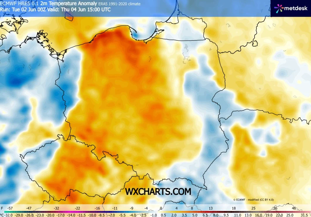 Mapa Polski i krajów sąsiednich ukazująca anomalię temperatury powietrza w czerwcu; centralna oraz południowo-zachodnia część kraju wyróżnia się intensywnym pomarańczowo-czerwonym kolorem, wskazującym na wyższą niż przeciętna temperaturę, podczas gdy z...