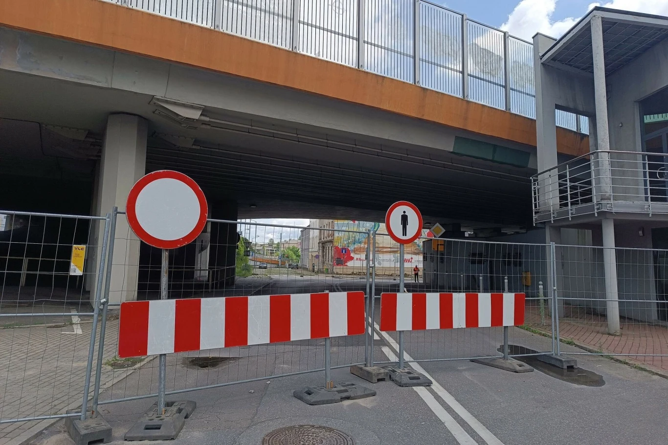 Estakada w Chorzowie jest zamknięta od roku. Co dalej? Zamknięta estakada w Chorzowie; pod wiaduktem barierki i znaki zakazu ruchu samochodów i pieszych.