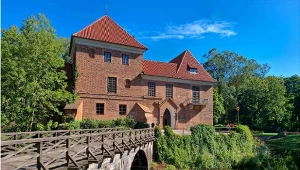 Zamek w Oporowie. Unikatowa warownia z legendą Białej Damy i muzeum