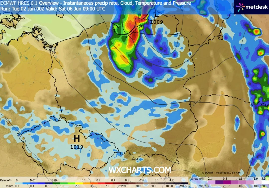 Intensywne opady deszczu i burze nad północną Polską oraz krajami nadbałtyckimi, rozległe obszary umiarkowanego zachmurzenia i opadów w centralnej i południowej części Europy, centrum wyżu atmosferycznego z ciśnieniem 1019 hPa nad Hiszpanią.