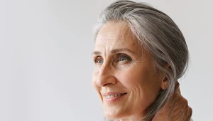 Lifting bez skalpela: nowoczesne zabiegi, które polubiły kobiety 60+