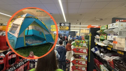 Mój kolega spędza wakacje pod namiotem. Te produkty z Biedronki poleciłby początkującym