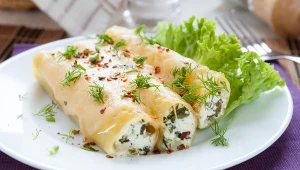 Roladki z makaronu z aromatycznym farszem - wyglądają pięknie i zachwycają smakiem