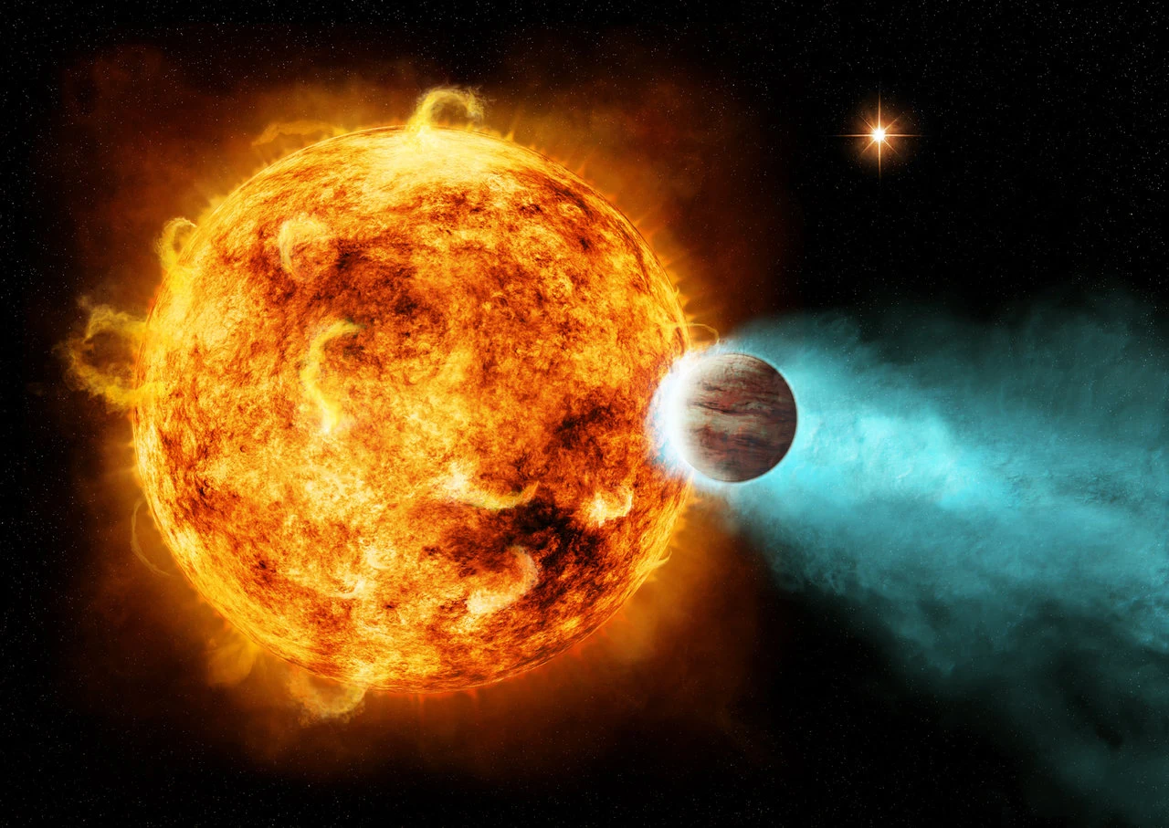 Egzoplanety i dziwne wiatry. Astronomowie odkryli tajemniczy wzór. Gorąca egzoplaneta z niebieskim ogonem gazowym zbliża się do jasnej gwiazdy; atmosfera ulega rozproszeniu.