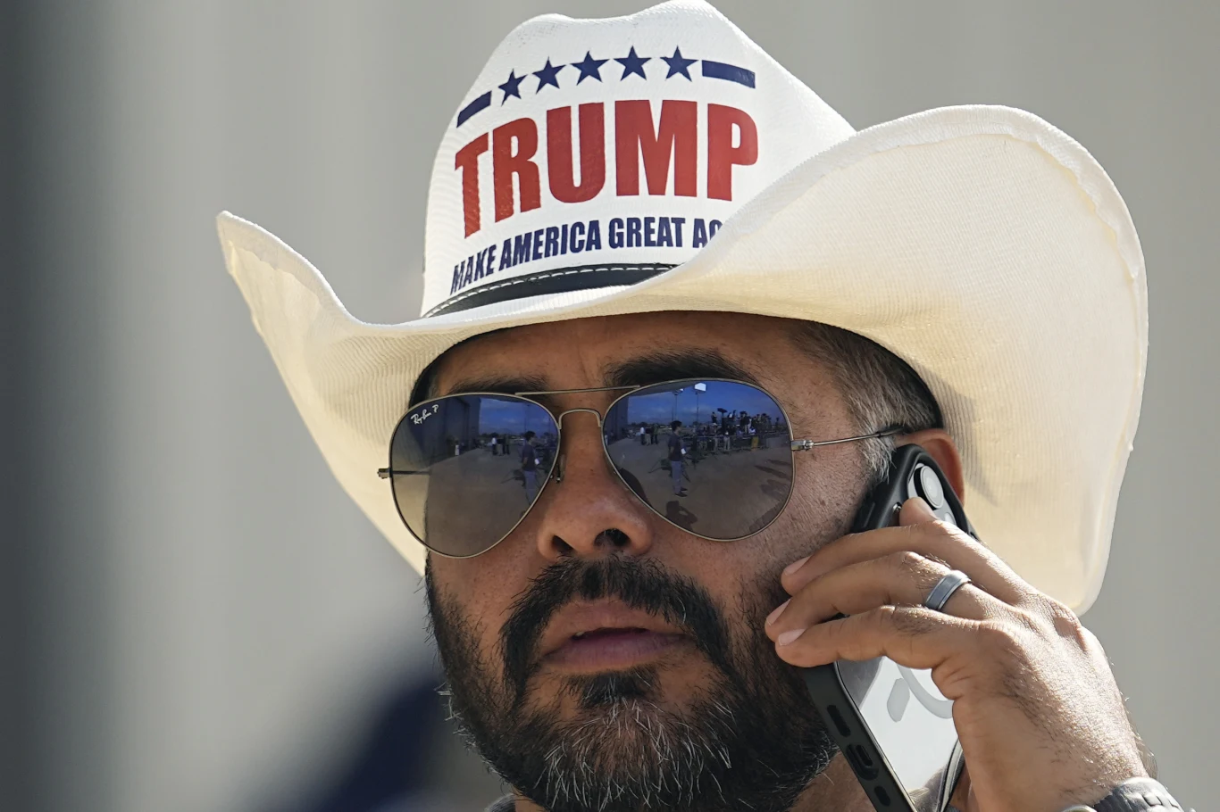 Republikanie dominują w Teksasie od dekad. W 2024 r. Donald Trump zdecydowanie pokonał tu Kamalę Harris Mężczyzna w białym kowbojskim kapeluszu z napisem Trump i okularach przeciwsłonecznych rozmawia przez telefon.