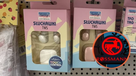 Rossmann sprzedaje bezprzewodowe słuchawki za 24,99 zł. Sprawdziłam, co oferują