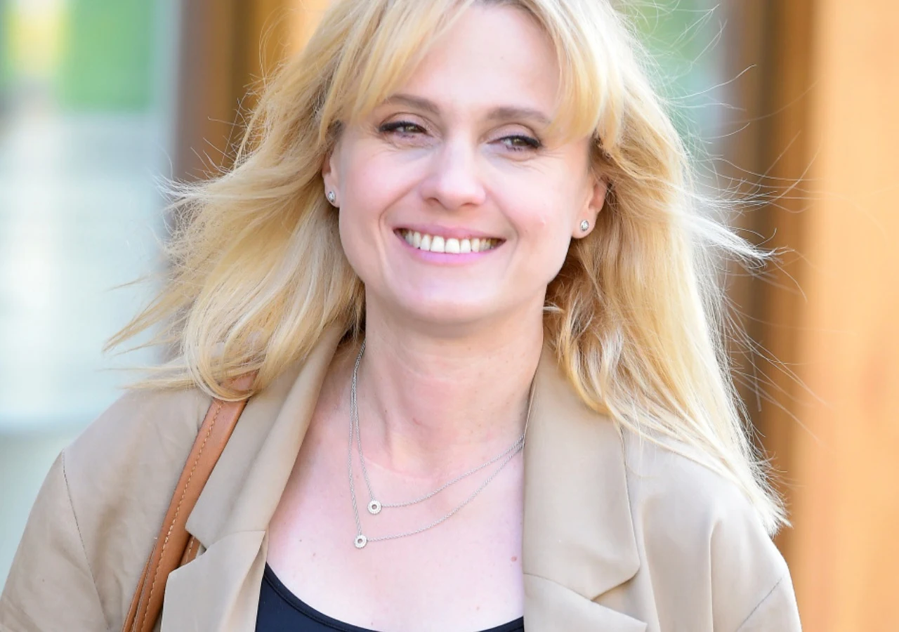 Aleksandra Woźniak Aleksandra Woźniak w jasnym płaszczu i czarnej bluzce.