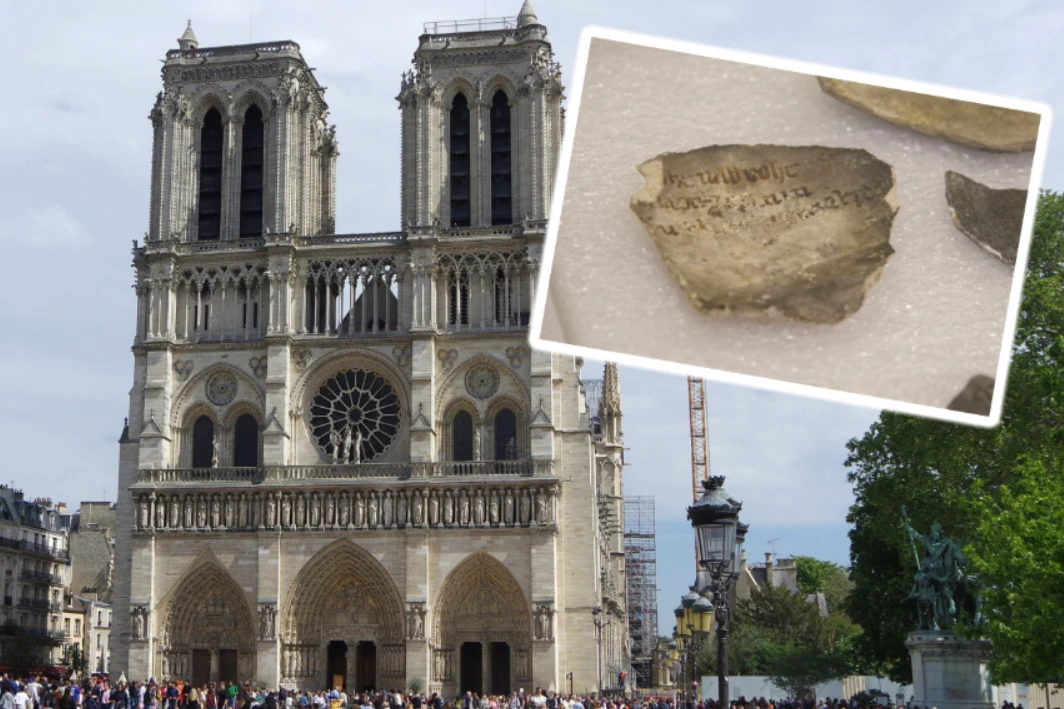 Niezwykłe wykopalisko przy katedrze Notre Dame. Na przedmiocie jest tajemniczy napis Fasada katedry Notre-Dame w Paryżu z dwiema wieżami i rozeta; powiększenie fragmentu kamienia z inskrypcją.