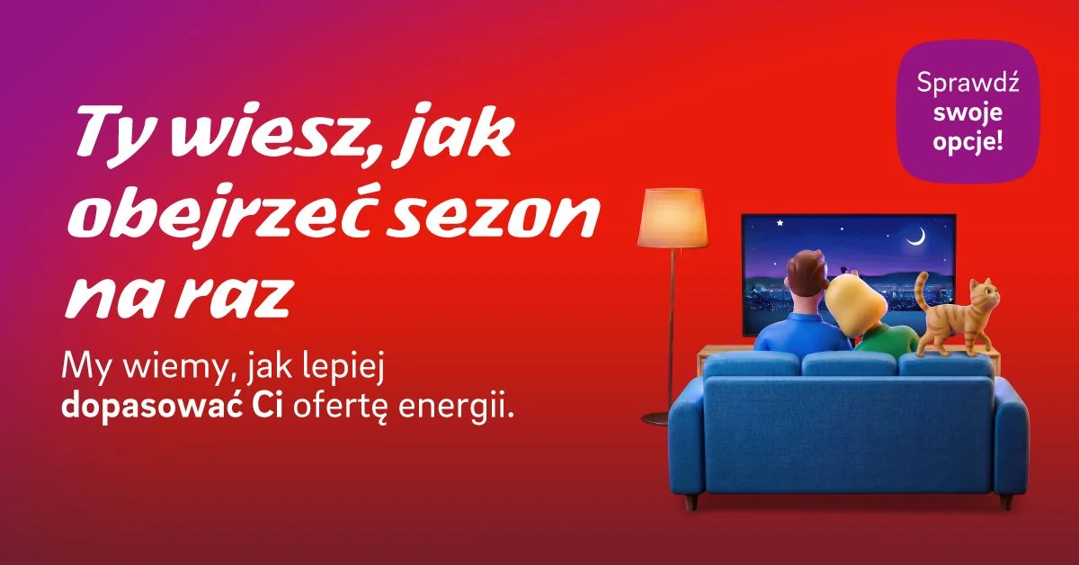 Para oraz kot siedzą na niebieskiej sofie i wspólnie oglądają program na dużym telewizorze, na tle czerwono-fioletowej ściany z lampą stojącą i tekstem reklamowym.