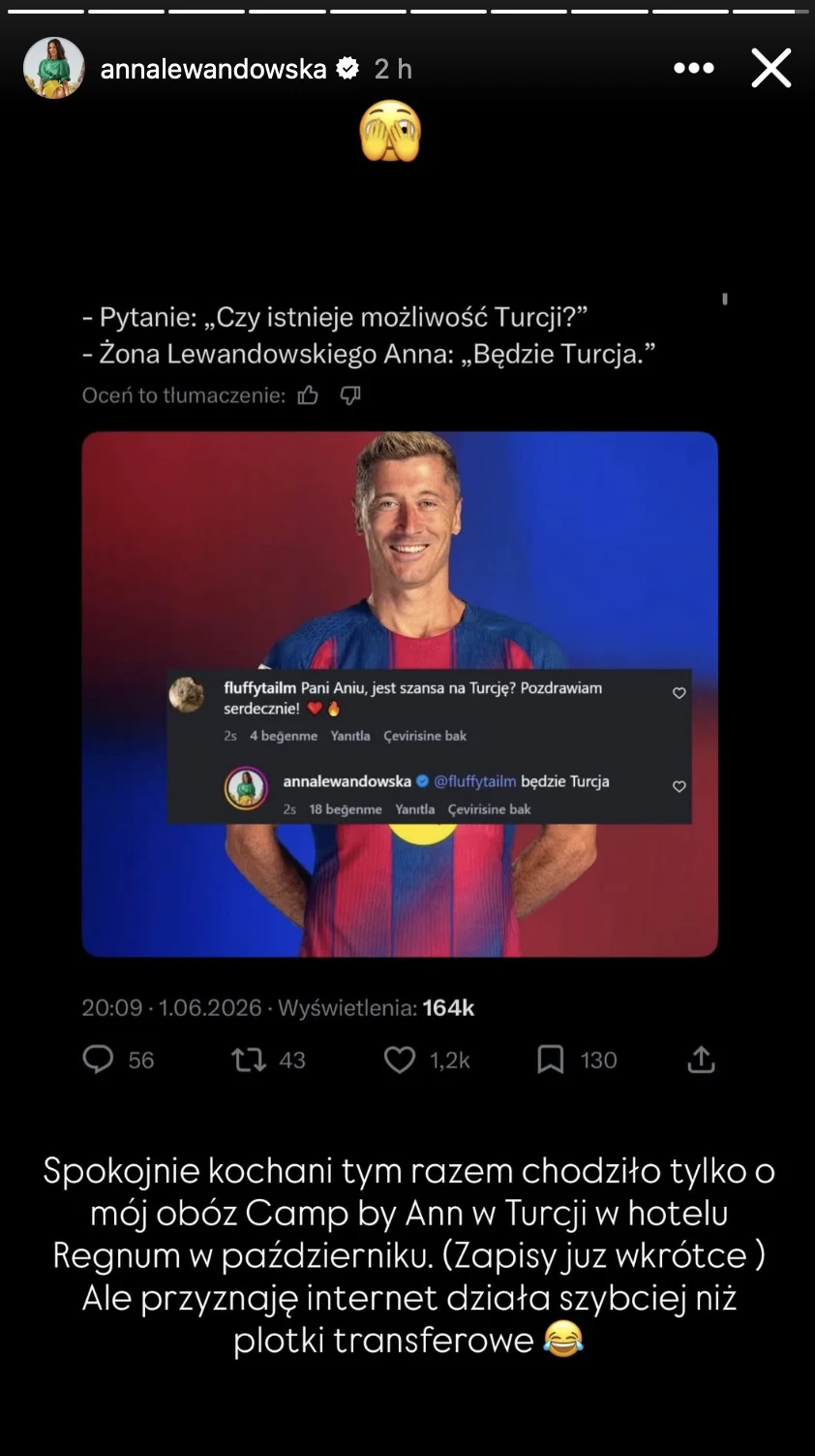 Robert Lewandowski w koszulce piłkarskiej na tle niebiesko-czerwonego gradientu, powyżej rozmowa z mediów społecznościowych dotycząca Turcji oraz komentarz Anny Lewandowskiej nawiązujący do organizacji obozu Camp by Ann w Turcji.