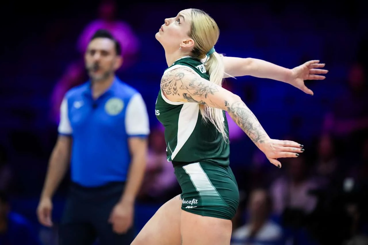 Polki dopiero po tie-breaku pokonały Belgijki na start Ligi Narodów 2026 Polska siatkarka w zielono-białym stroju wykonuje zagrywkę, w tle trener drużyny w niebieskim ubraniu.