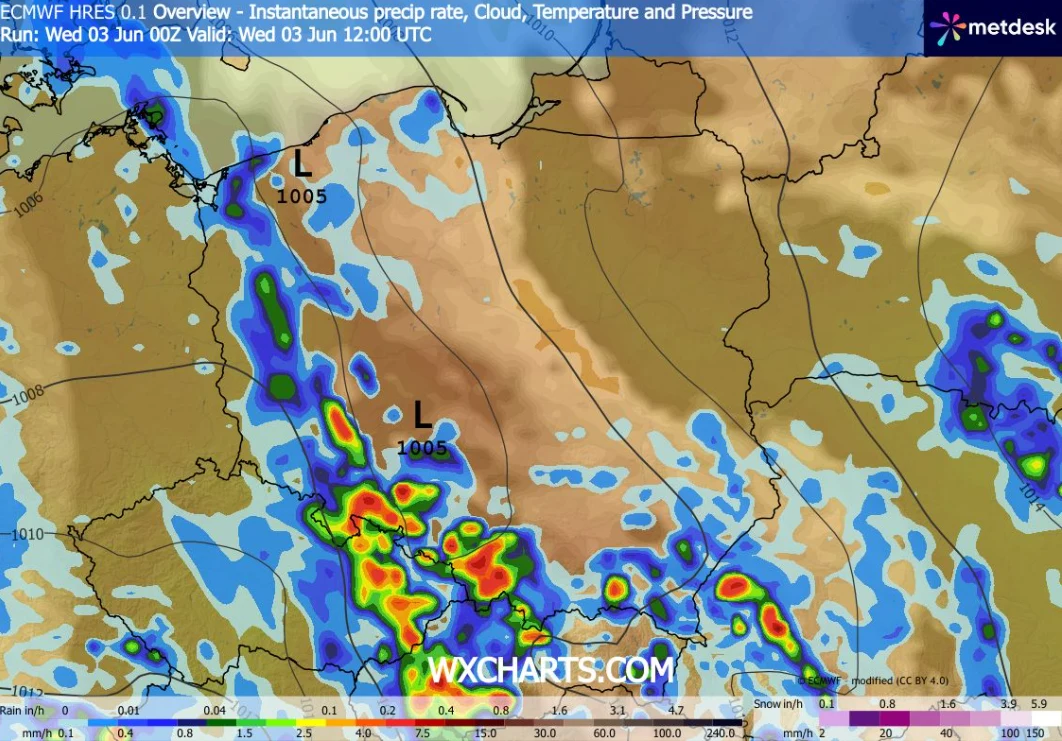 Front burzowy z intensywnymi opadami deszczu i lokalnymi wyładowaniami atmosferycznymi rozciąga się przez centralną i południową Polskę, z wyraźnie zaznaczonym obszarem niskiego ciśnienia oraz skupiskami silnych opadów w południowo-zachodniej części kr...