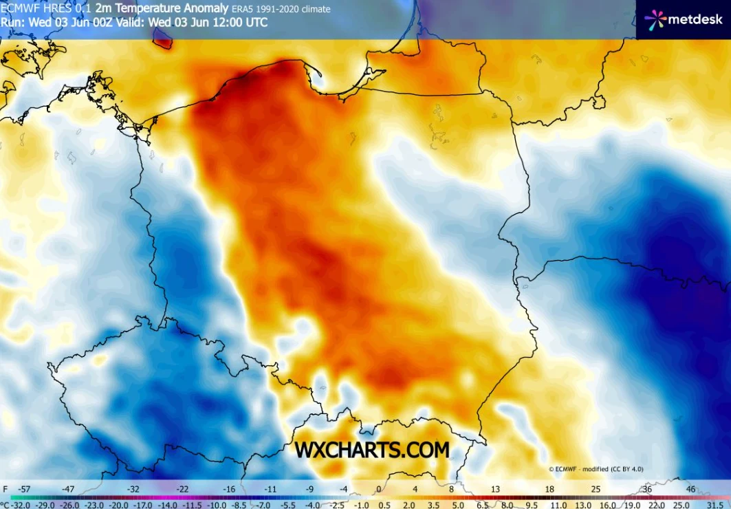 Mapa anomalii temperatury dla Polski i krajów sąsiednich, z intensywnym obszarem podwyższonej temperatury w centrum i na zachodzie kraju, otoczonym strefami niższych temperatur na wschodzie i południu.