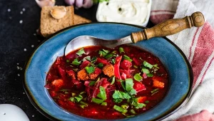 Sposobem na zachowanie koloru botwinki jest dodanie do niej składnika, który ją zakwasi 