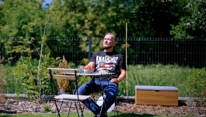 „Kiedy się mrozimy emocjonalnie, nie mamy też dostępu do radości, euforii, a nawet miłości”