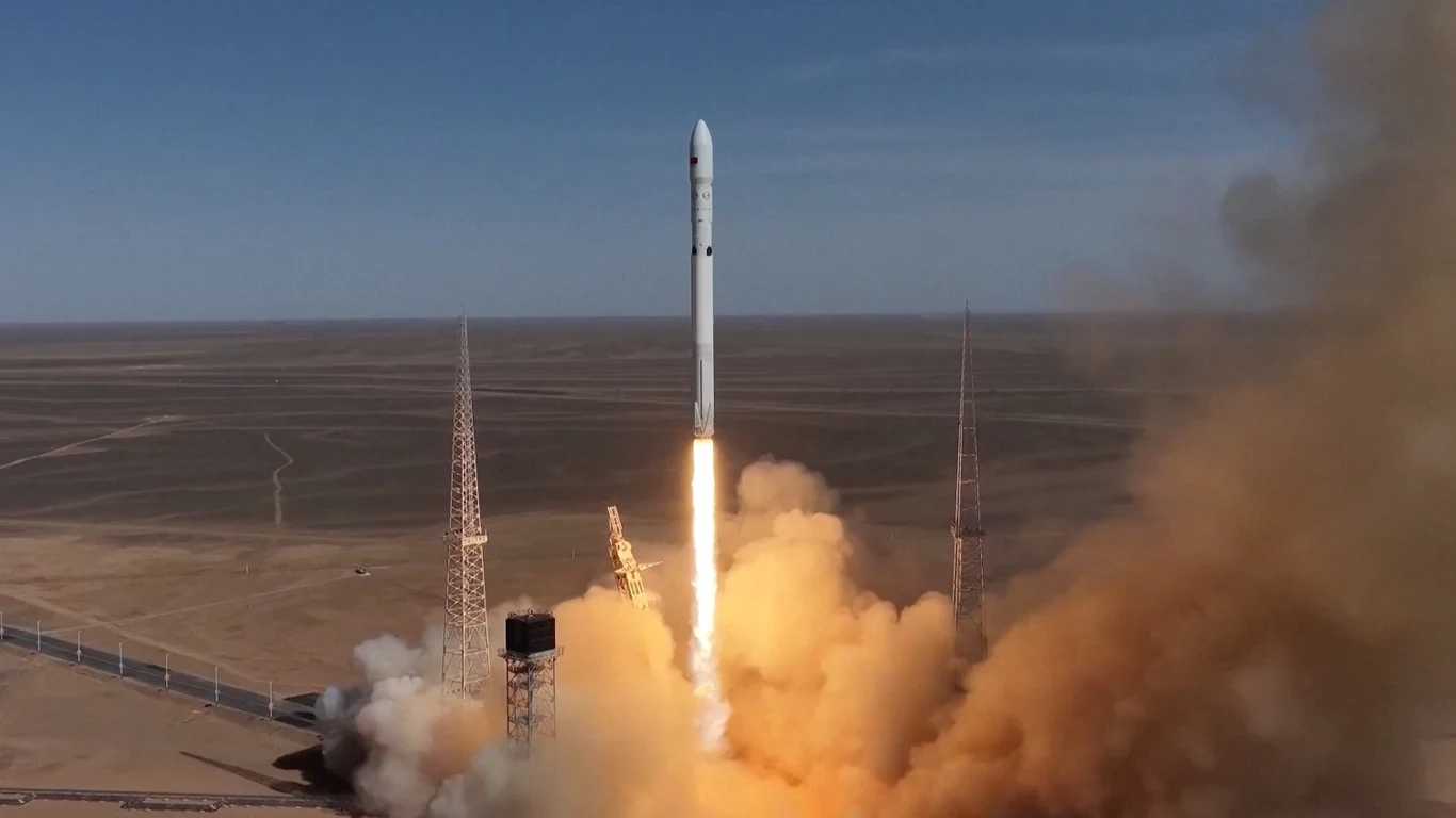 Długi Marsz 12B odbył pierwszy lot. Chińska rakieta jak Falcon 9. Rakieta Długi Marsz 12B podczas startu z wyrzutni na pustyni, otoczona dymem i płomieniami