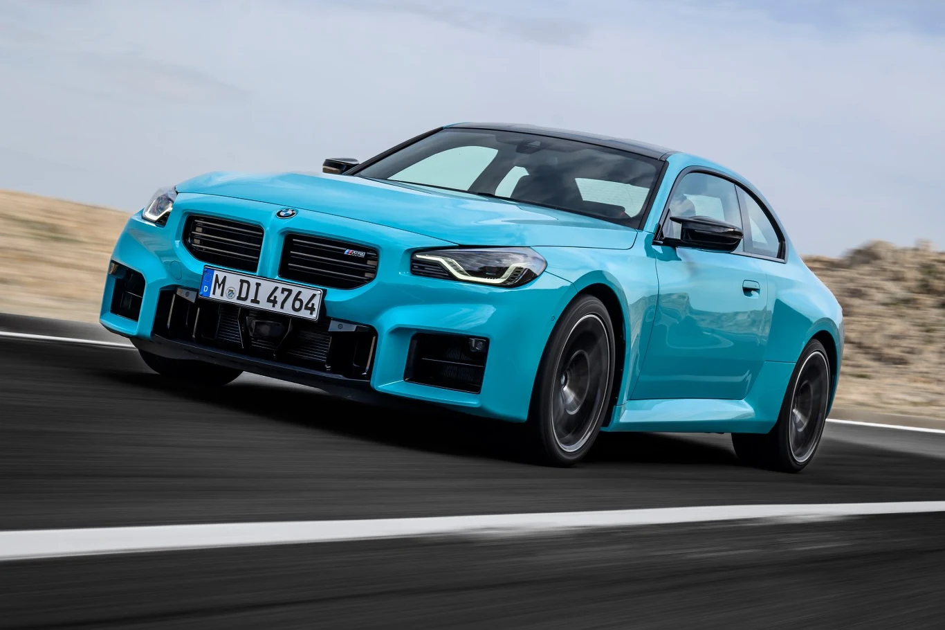 W BMW M2 debiutuje napęd xDrive BMW M2 z napędem xDrive, pierwszy raz dostępny w tym modelu, sfotografowany z zewnątrz.