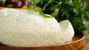 Do produkcji sera korycińskiego używa się mleka krowiego niepasteryzowanego